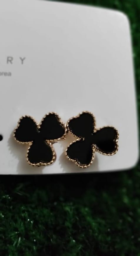 1 Pair Black Mini hearts trending earrings - Image 2