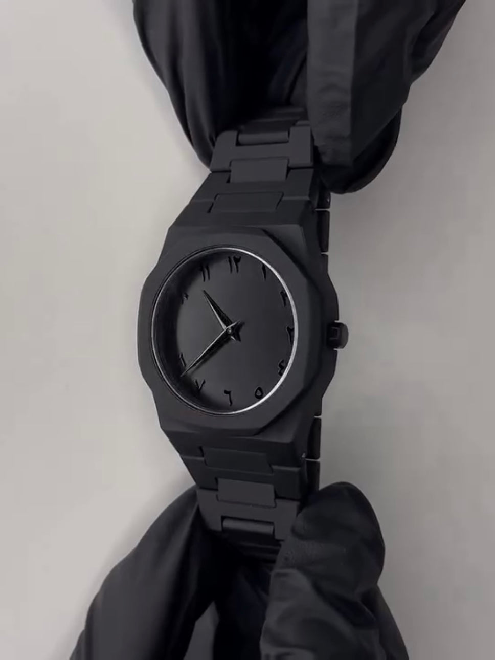 Black Minimalist Analog Wrist Aura Watch With Stainless Steel Strap And Butterfly Lock Non Waterproof
