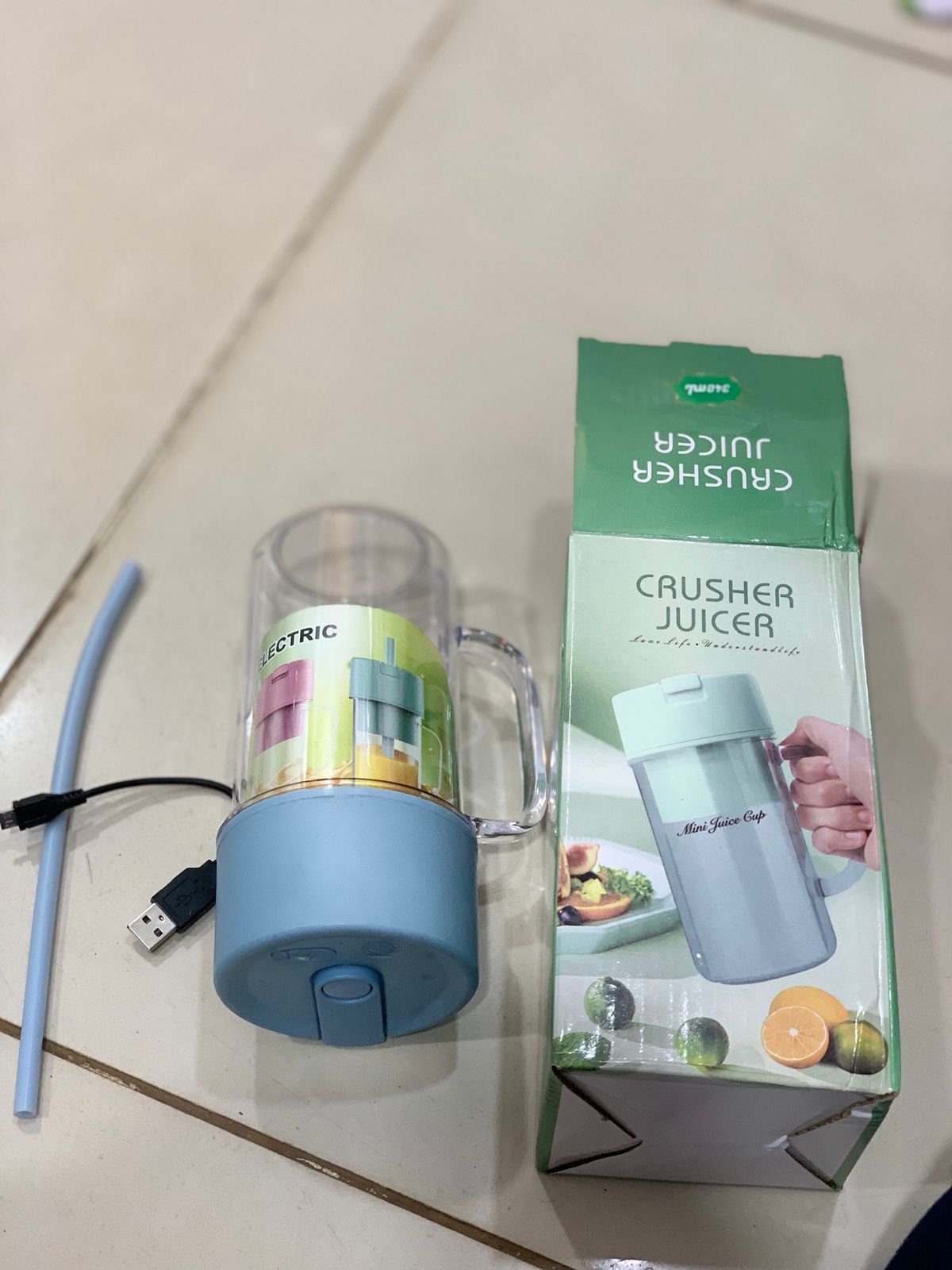 Portable Mini Crusher Juicer – USB Rechargeable Electric Juice Cup with Straw & Handle for Fresh Shakes and Smoothies - Image 4